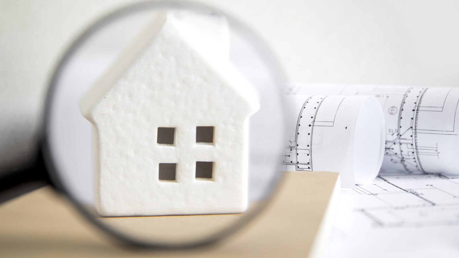 toy-house-magnifying-glass